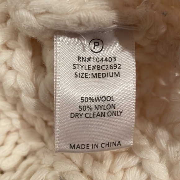 Cute, cropped cable-knit sweater size medium - Picture 6 of 6